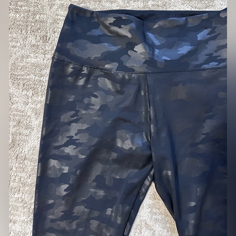 Vera Wang camo print leggings Medium